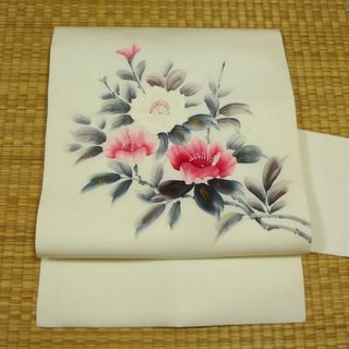 白地に白と紅色の大柄の花と金粉　名古屋帯(帯)