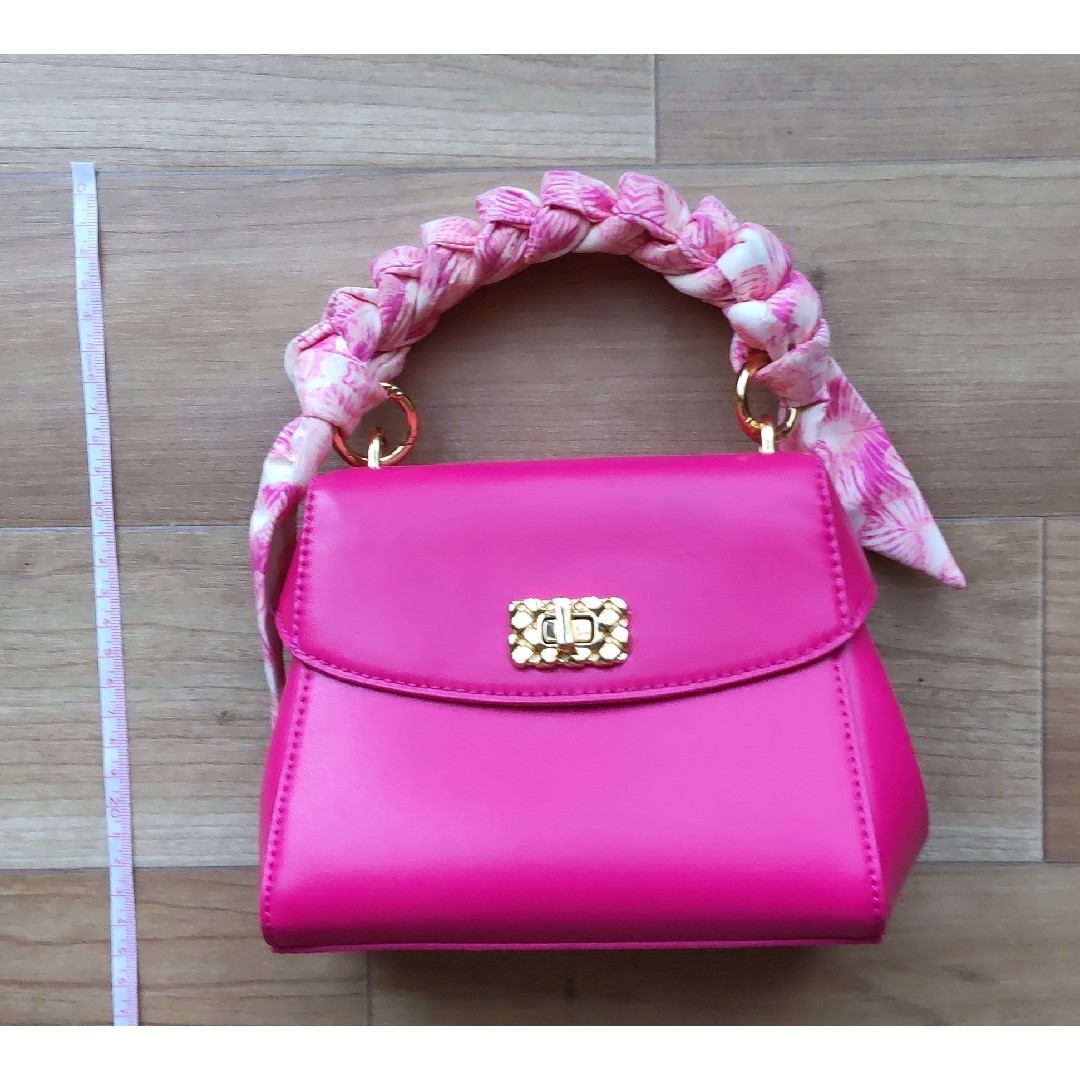 Charles and Keith(チャールズアンドキース)の美品【CHARLS&KEITH】ハンドバッグ レディースのバッグ(ハンドバッグ)の商品写真
