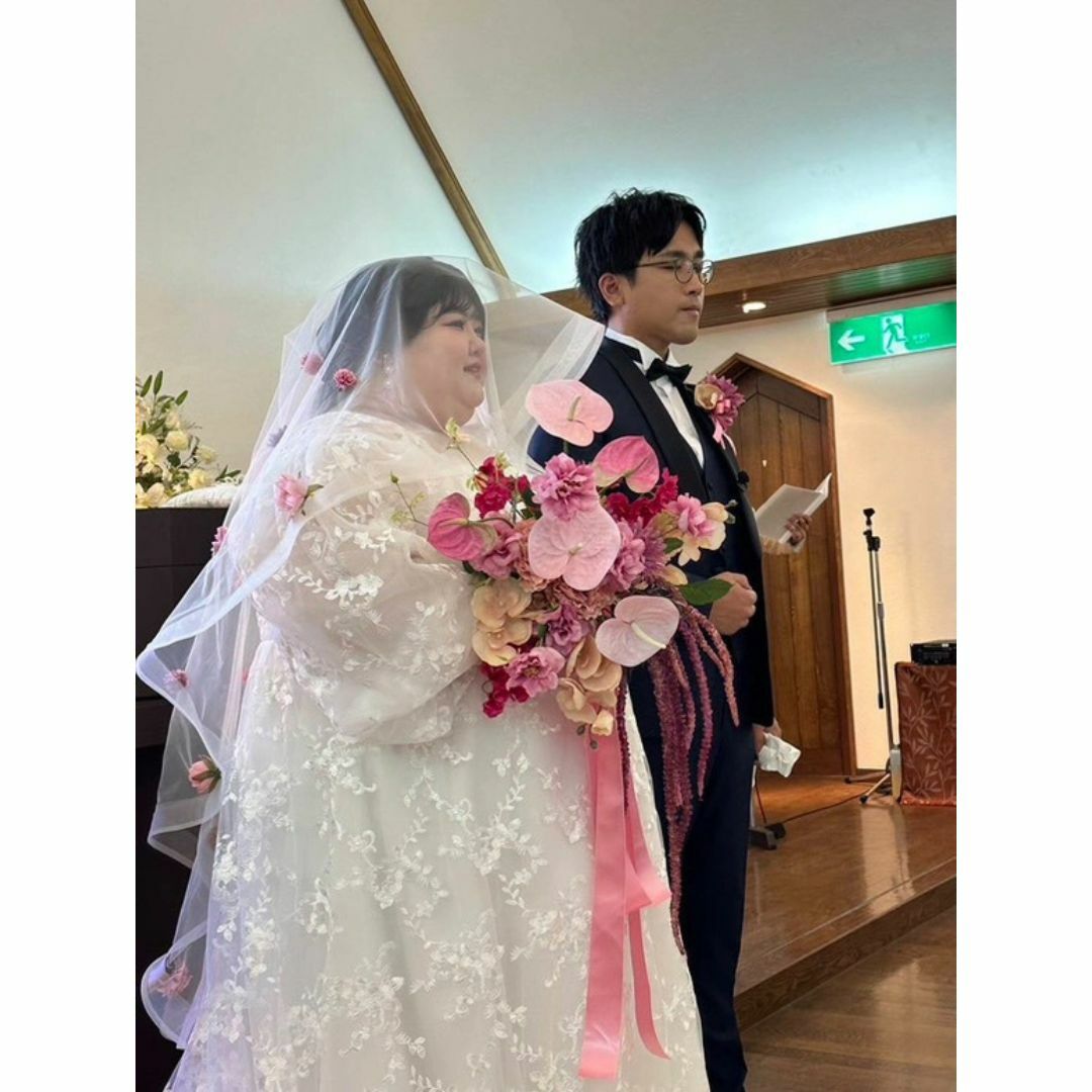 実例写真！優雅なシルエット ホワイト ウエディングドレス Vネック長袖 結婚式