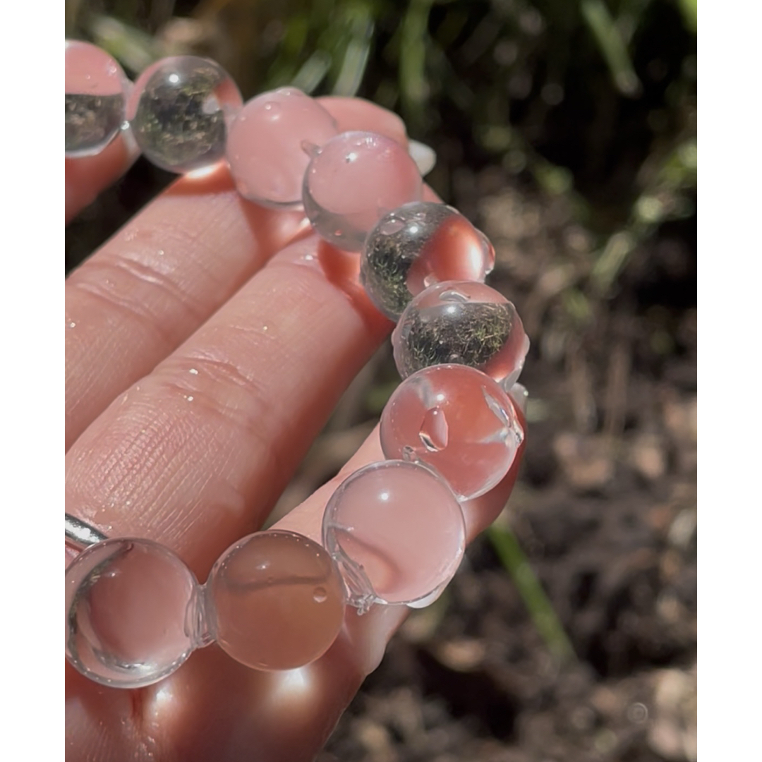 糸が見えない　不思議な水晶ブレスレット　ウォータークリスタル レディースのアクセサリー(ブレスレット/バングル)の商品写真