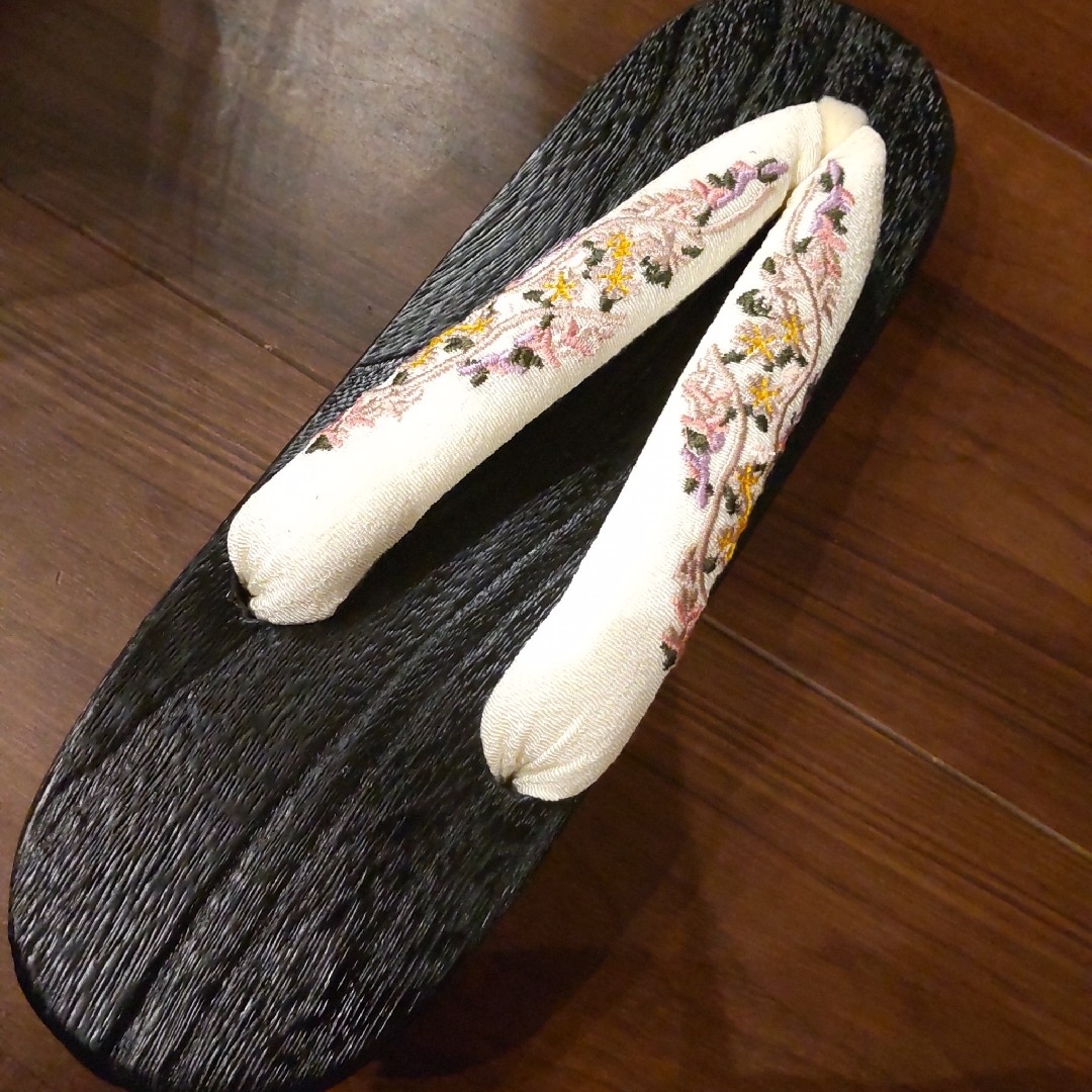 utatane - 新品 刺繍 黒地 下駄 浴衣 ひよこ商店 ニコ utatane - 新品 刺繍 黒地 下駄 浴衣 ひよこ商店 ニコ
