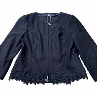 エムズグレイシー(M'S GRACY)のM'S GRACY ノーカラージャケット 刺繍 花柄 ダブルジップ 紺　綿　38(ノーカラージャケット)