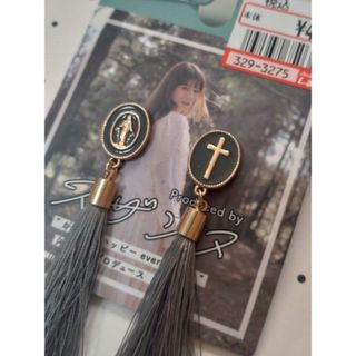 シマムラ(しまむら)の【新品】しまむら　グレーのタッセルイヤリング　スザンヌ　十字架　聖母マリア(イヤリング)