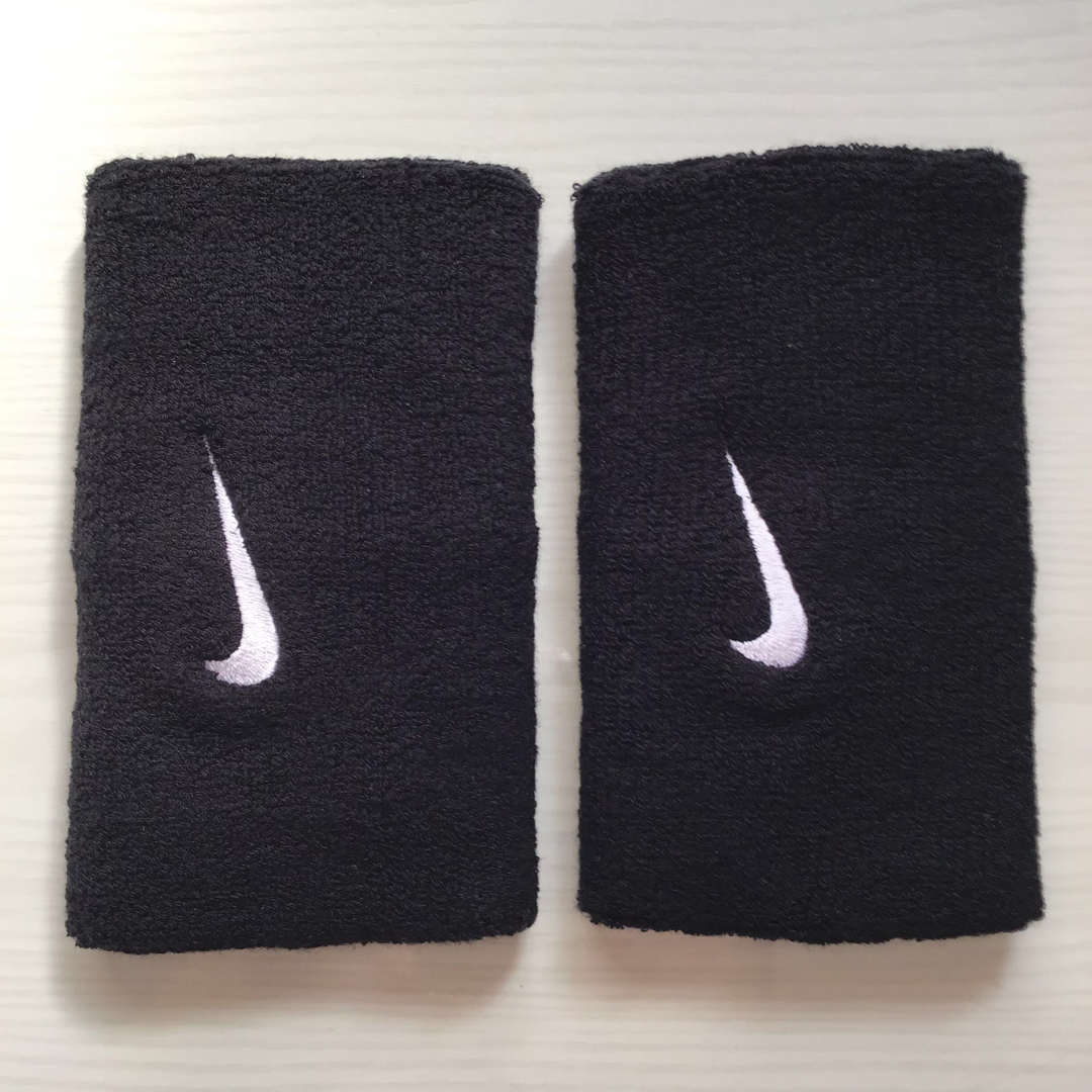 NIKE(ナイキ)のNIKE ナイキ スウッシュ ワイド リストバンド　ロング　両手 メンズのアクセサリー(バングル/リストバンド)の商品写真