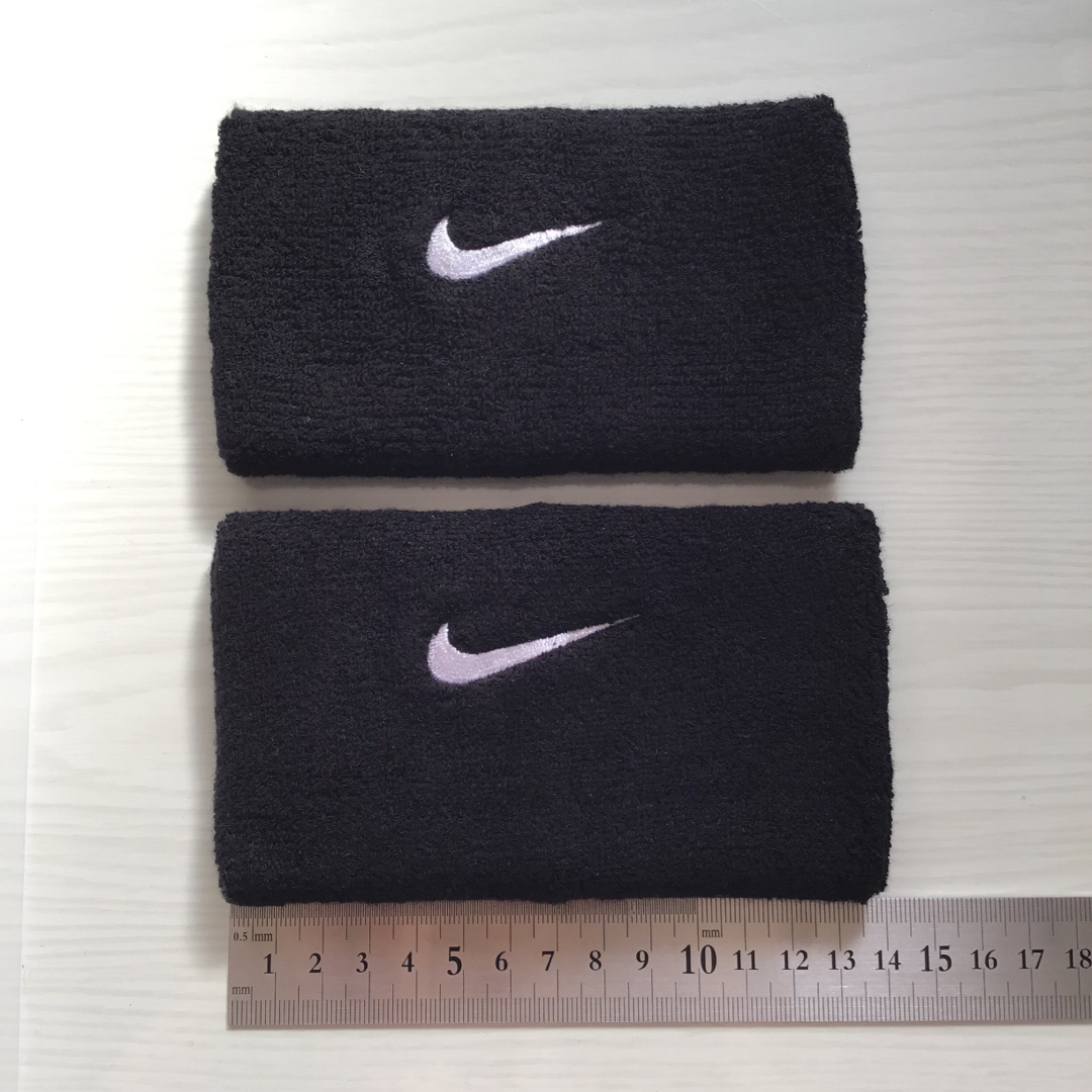 NIKE(ナイキ)のNIKE ナイキ スウッシュ ワイド リストバンド　ロング　両手 メンズのアクセサリー(バングル/リストバンド)の商品写真