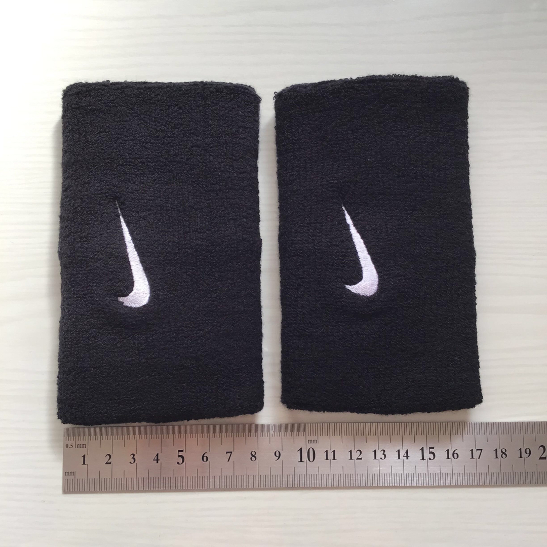 NIKE(ナイキ)のNIKE ナイキ スウッシュ ワイド リストバンド　ロング　両手 メンズのアクセサリー(バングル/リストバンド)の商品写真