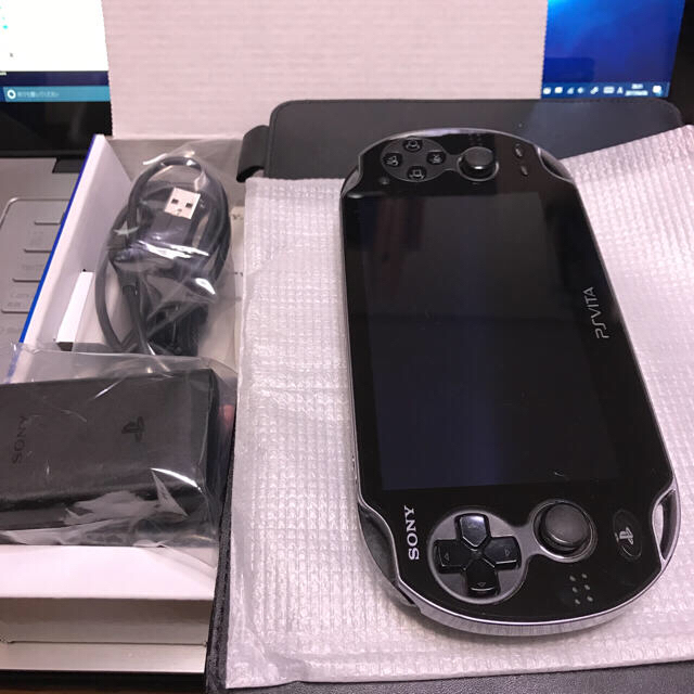 SONY(ソニー)の最終値下げ PSvita PCH-1000 Wi-Fiモデル その他オマケ付き エンタメ/ホビーのゲームソフト/ゲーム機本体(携帯用ゲーム機本体)の商品写真