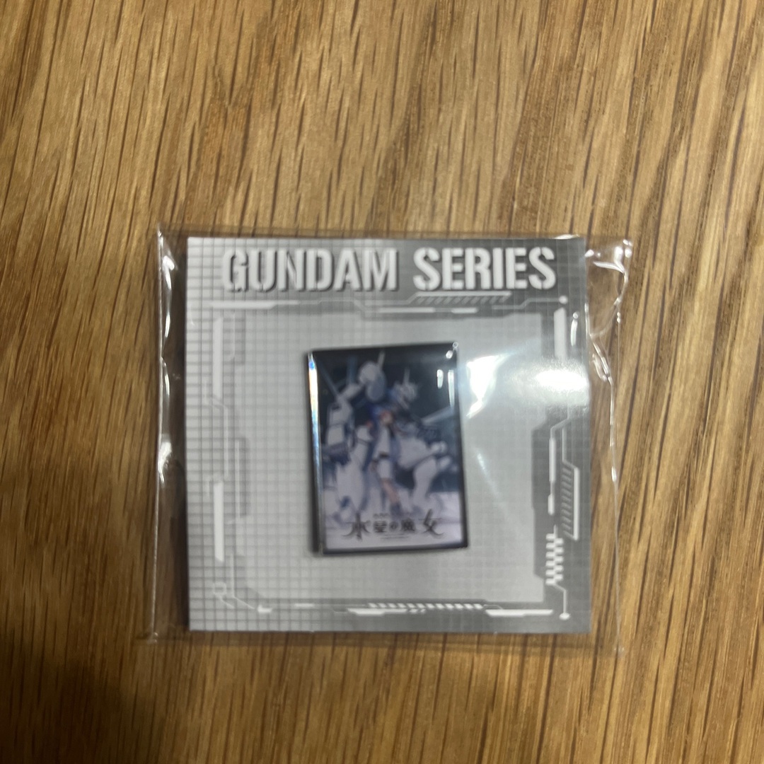 BANDAI(バンダイ)のGUNDAM SERIES ピンバッジ MONSTAER ENERGY エンタメ/ホビーのアニメグッズ(バッジ/ピンバッジ)の商品写真