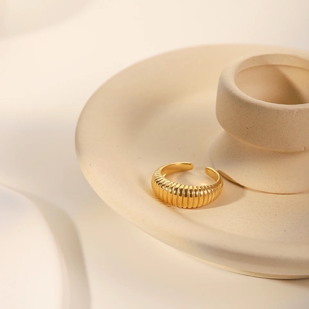 L'Appartement DEUXIEME CLASSE(アパルトモンドゥーズィエムクラス)の【新品】croissant ring / gold：指輪 ゴールド リング レディースのアクセサリー(リング(指輪))の商品写真