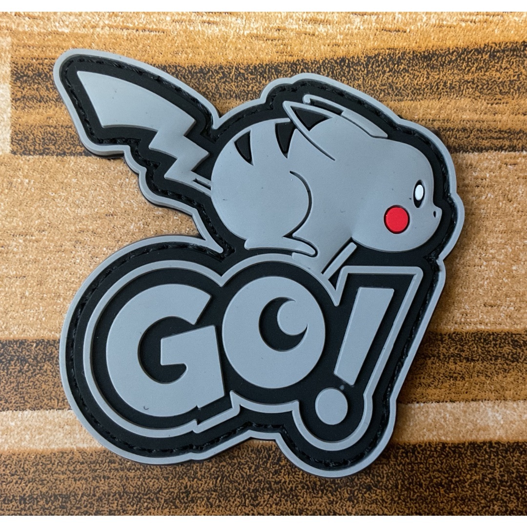 ピカチュウ GO! グレーラバーワッペンパッチ　ベルクロ エンタメ/ホビーのおもちゃ/ぬいぐるみ(キャラクターグッズ)の商品写真