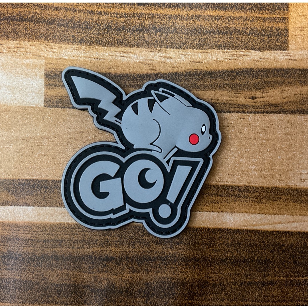 ピカチュウ GO! グレーラバーワッペンパッチ　ベルクロ エンタメ/ホビーのおもちゃ/ぬいぐるみ(キャラクターグッズ)の商品写真