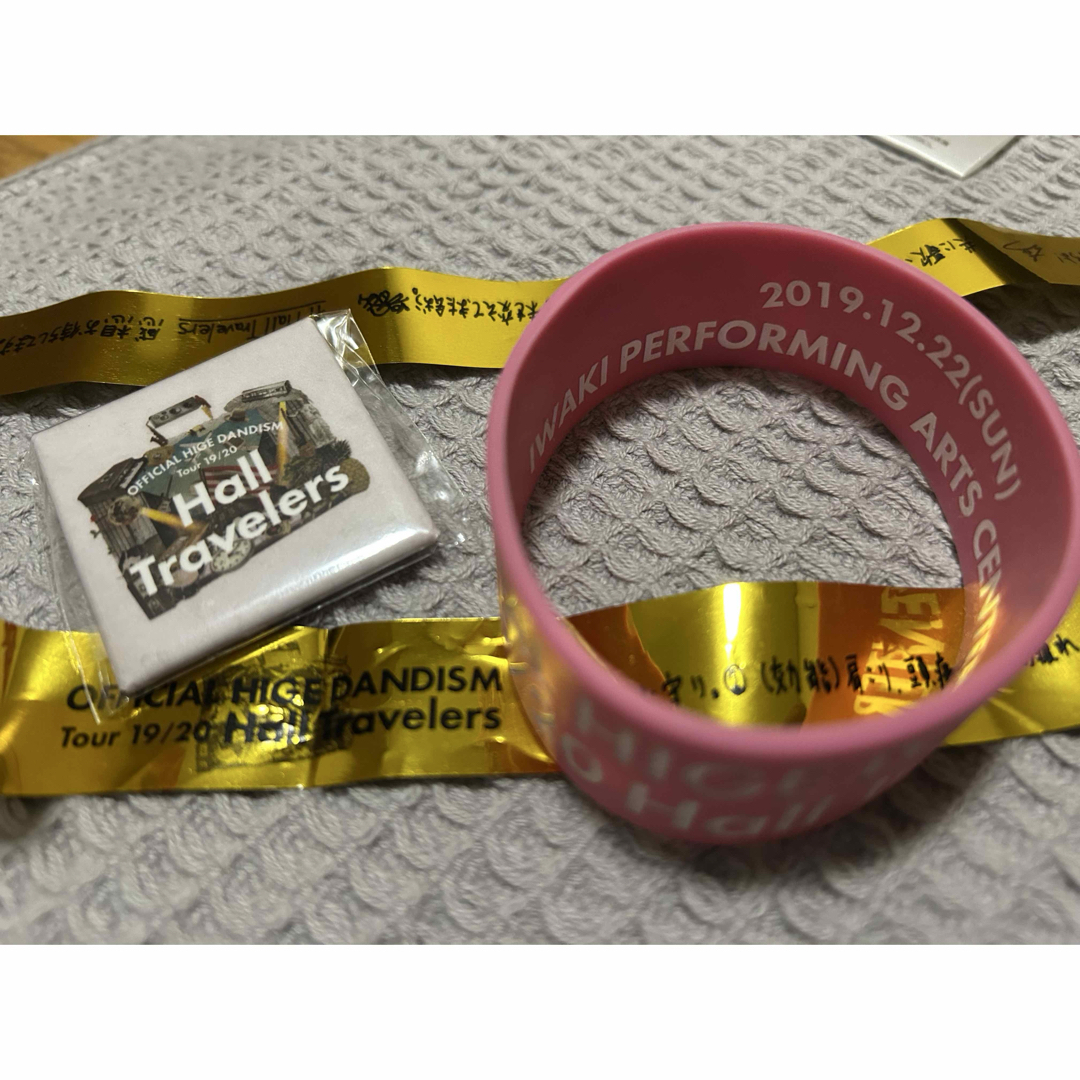 Official髭男dism(オフィシャルヒゲダンディズム)のOfficial髭男dism 缶バッチ 銀テープ1本 リストバンド セット エンタメ/ホビーのタレントグッズ(ミュージシャン)の商品写真