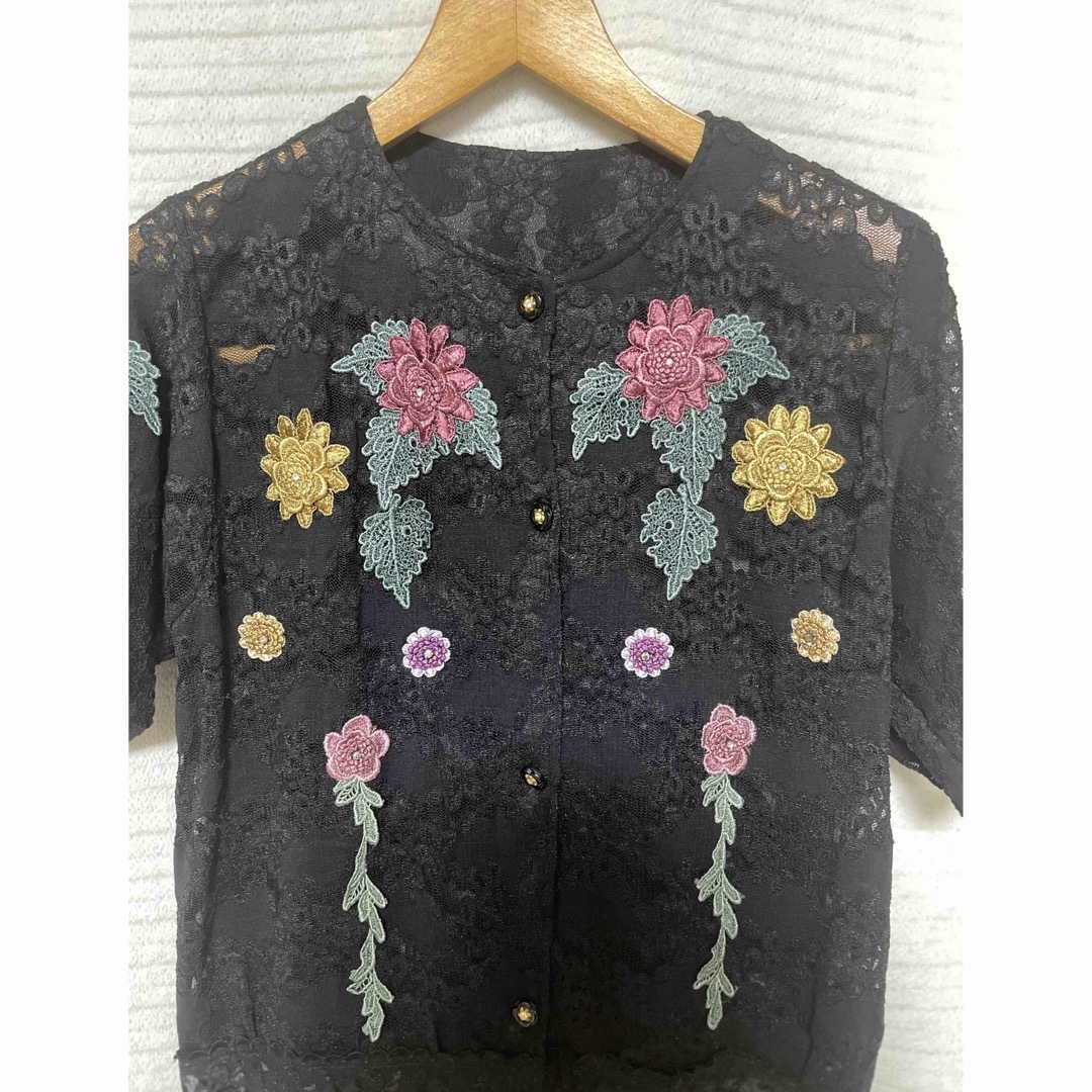 花柄刺繍 レディース半袖レースシャツ 黒 レディースのトップス(シャツ/ブラウス(半袖/袖なし))の商品写真