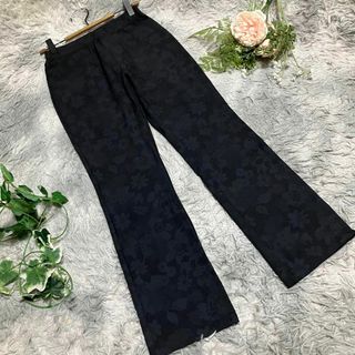 ジャンニロジュディチェ(GIANNI LO GIUDICE)の【GIANNI LO GIUDICE】ブラックフラワーパターン フレアパンツ(カジュアルパンツ)