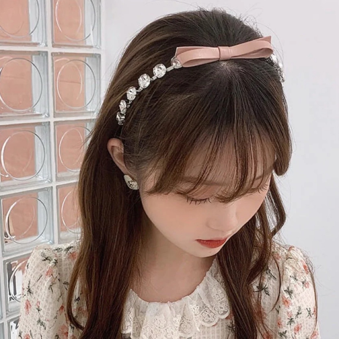 キラキラ ビジュー リボン ピンク カチューシャ レディースのヘアアクセサリー(カチューシャ)の商品写真