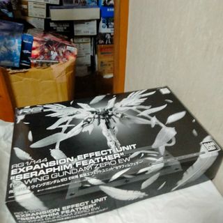 バンダイ(BANDAI)のRG 1/144 ウイングガンダムゼロ EW用 拡張エフェクトユニット “セラ…(模型/プラモデル)