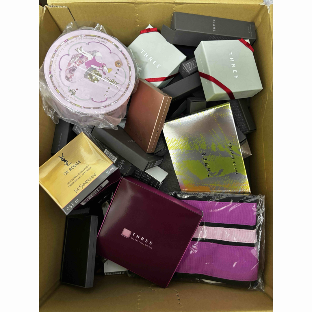 Yves Saint Laurent Beaute(イヴサンローランボーテ)の③超お得!未使用箱入り多数!デパコスのみまとめ売り100点以上入ってます! コスメ/美容のキット/セット(コフレ/メイクアップセット)の商品写真