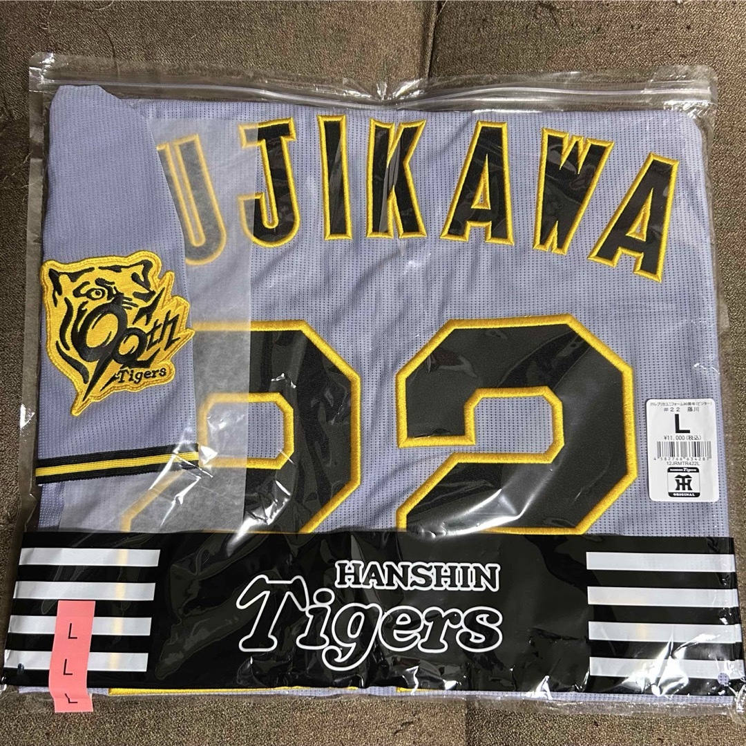 阪神タイガース(ハンシンタイガース)の阪神タイガース 藤川球児監督90周年 ビジターユニフォーム L 新品未開封 スポーツ/アウトドアの野球(応援グッズ)の商品写真
