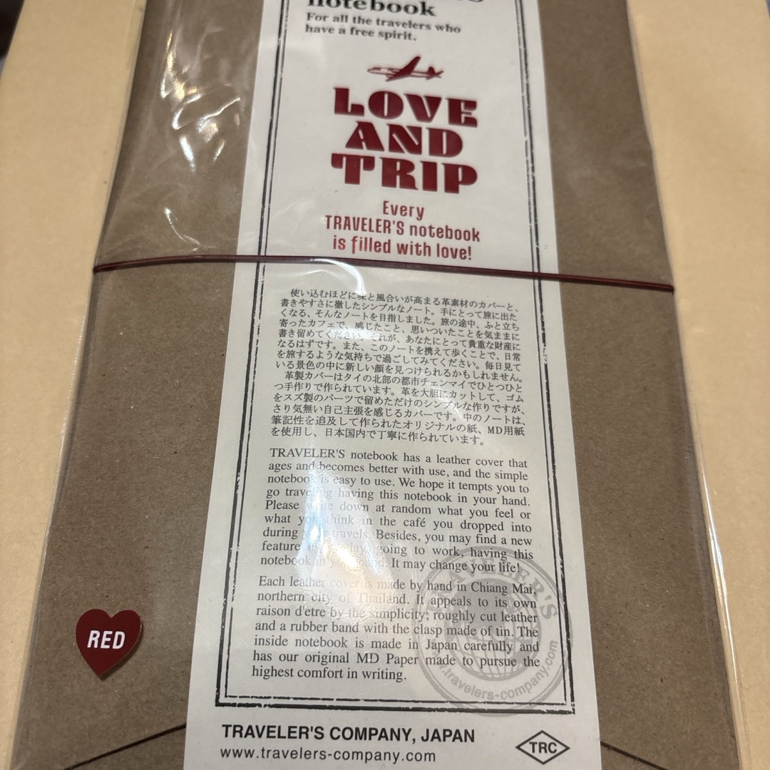 トラベラーズノート 限定 LOVE AND TRIP 通常サイズ インテリア/住まい/日用品の文房具(ノート/メモ帳/ふせん)の商品写真