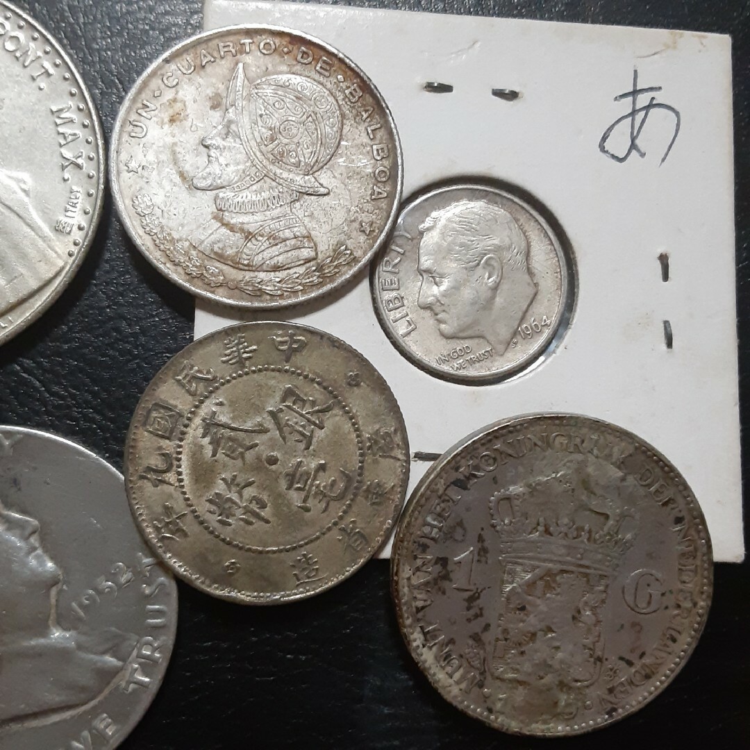 世界各国のシルバーコイン 銀貨の通販 by ハリセンボン｜ラクマ