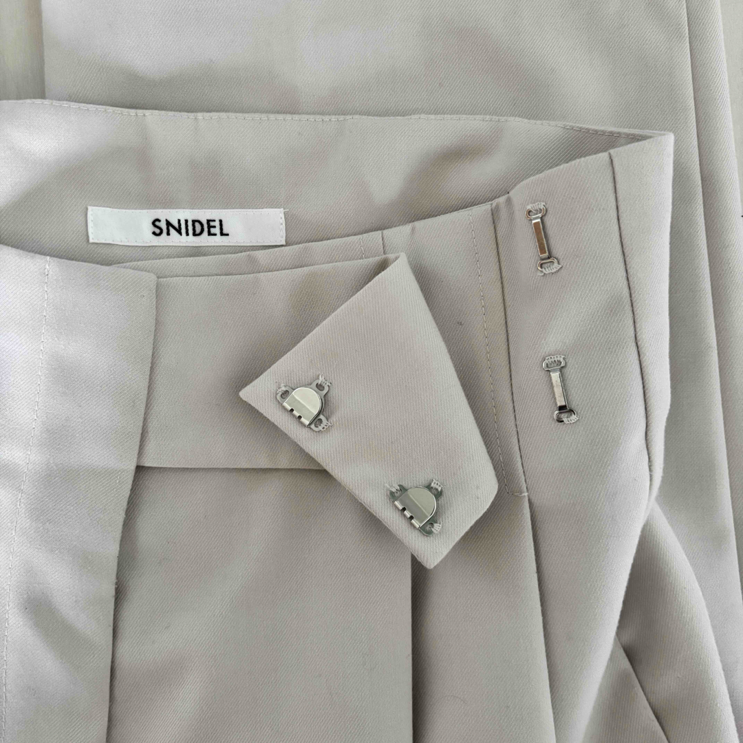 SNIDEL(スナイデル)のSNIDEL テーパードパンツ アイボリー 0 レディースのスカート(ロングスカート)の商品写真