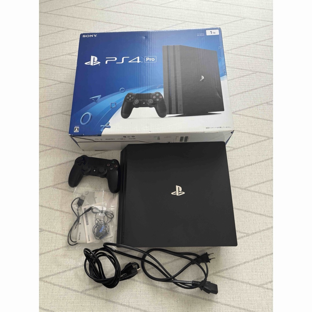 SONY(ソニー)のSONY PlayStation4 Pro 本体 CUH-7000BB01 エンタメ/ホビーのゲームソフト/ゲーム機本体(家庭用ゲーム機本体)の商品写真