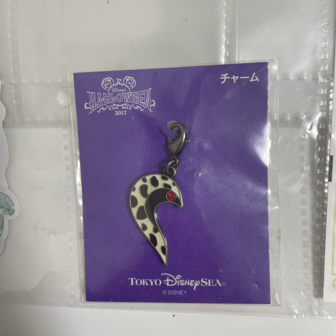 Disney(ディズニー)のTDS ディズニーヴィランズ Mrダルメシアモチーフチャーム エンタメ/ホビーのおもちゃ/ぬいぐるみ(キャラクターグッズ)の商品写真