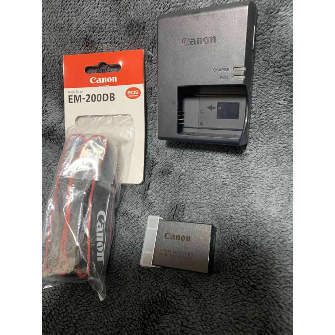Canon(キヤノン)の純正品 LC-E17 ストラップ/CANON バッテリー LP-E17 スマホ/家電/カメラのスマートフォン/携帯電話(バッテリー/充電器)の商品写真