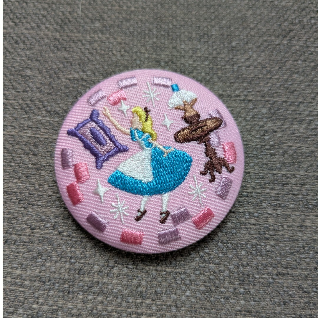 Disney(ディズニー)のディズニー 刺繍缶バッチ アリス エンタメ/ホビーのおもちゃ/ぬいぐるみ(キャラクターグッズ)の商品写真