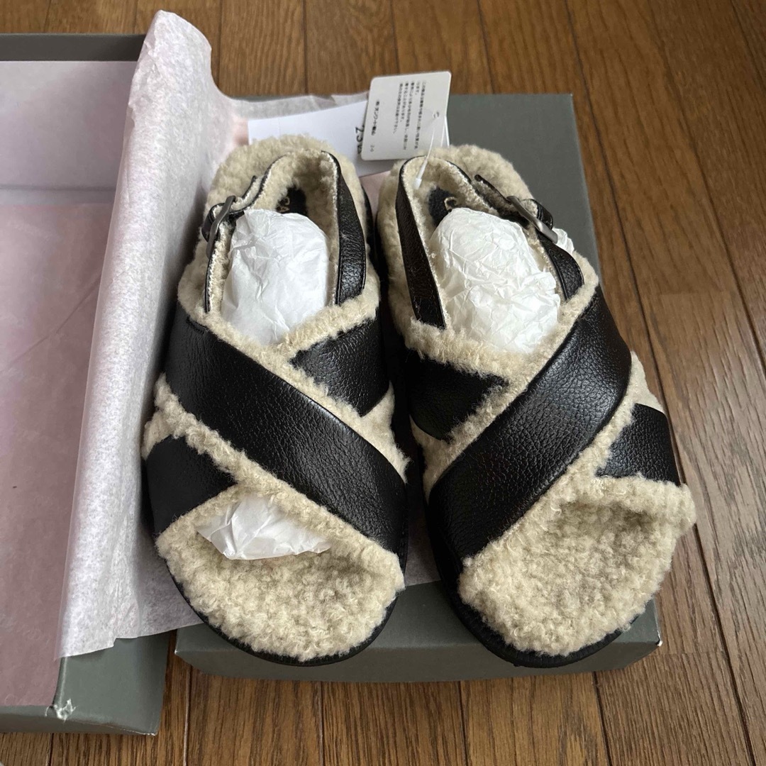 23区　CAMINANDO クロスストラップ ボア サンダル CAMINANDO - 23区 CAMINANDO クロスストラップ ボア サンダルの