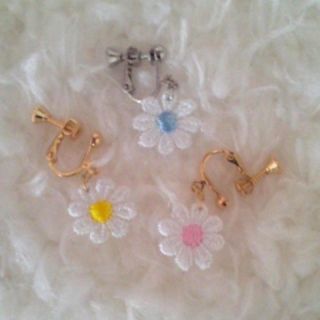 白いお花イヤリング(イヤリング)