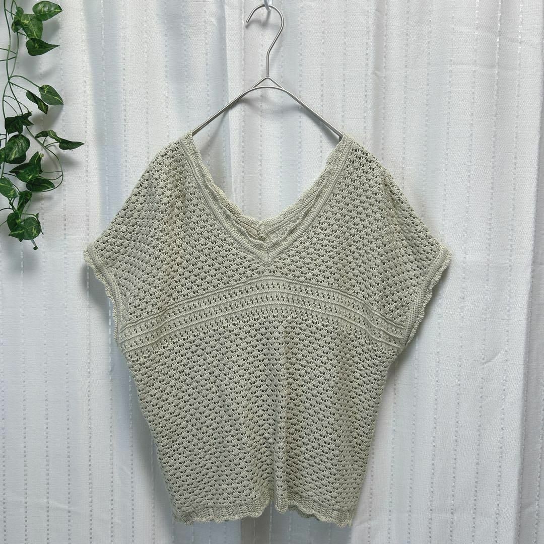 GU(ジーユー)の美品♡ 【ジーユー GU】 透かし編みVネックセーター 半袖 (S) くすみ緑 レディースのトップス(ベスト/ジレ)の商品写真