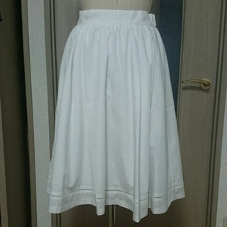 レッセパッセ(LAISSE PASSE)の新品✴はしごレースの白スカート(ひざ丈スカート)