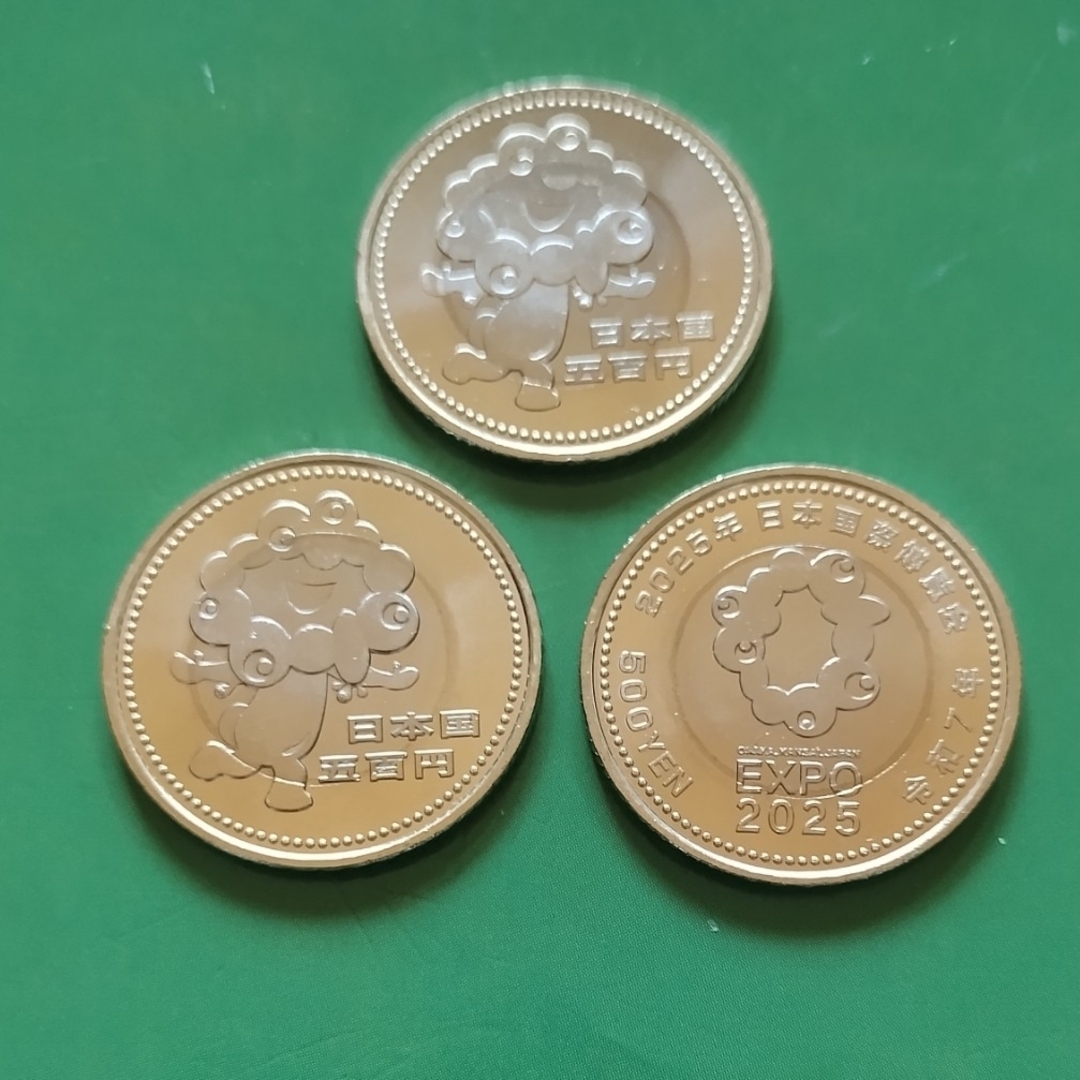 公式キャラクター「ミャクミャク」ロール出し500円記念硬貨3枚 エンタメ/ホビーの美術品/アンティーク(貨幣)の商品写真