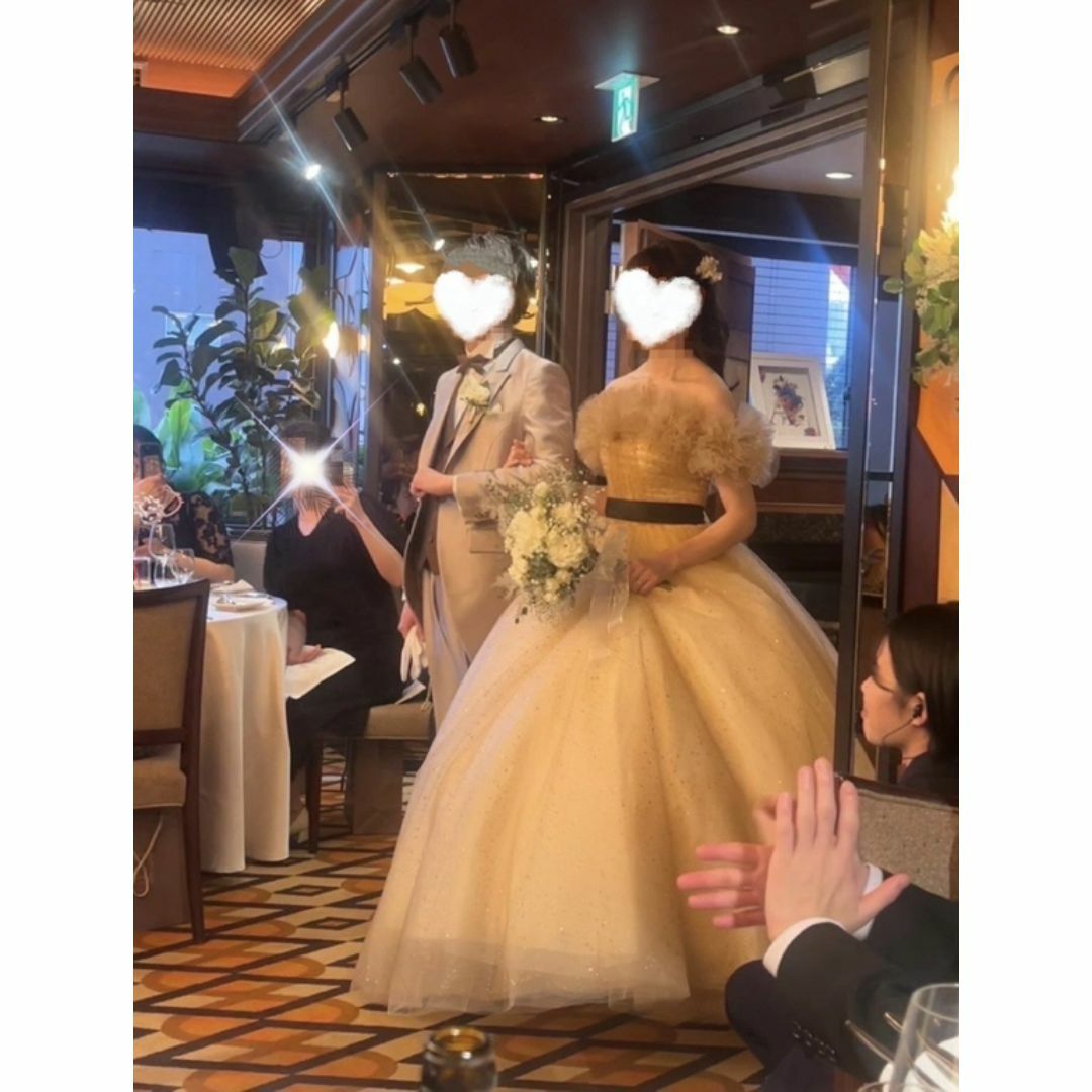 実例写真！カラードレス 薄シャンパンの色 キラキラグリッターチュール結婚式