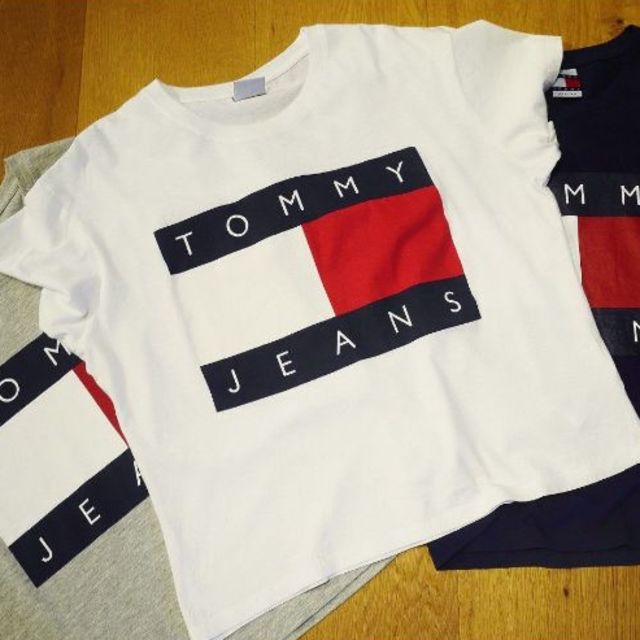 TOMMY HILFIGER(トミーヒルフィガー)の再入荷！大人気tommy jeans×UOコラボ90ｓロゴ入りTシャツ*ホワイト レディースのトップス(Tシャツ(半袖/袖なし))の商品写真