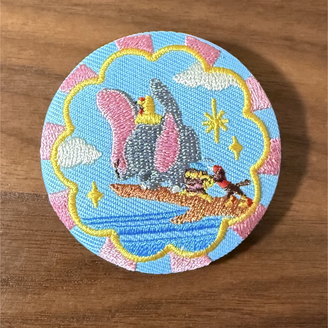 Disney(ディズニー)のディズニー 刺繍 缶バッジ エンタメ/ホビーのおもちゃ/ぬいぐるみ(キャラクターグッズ)の商品写真