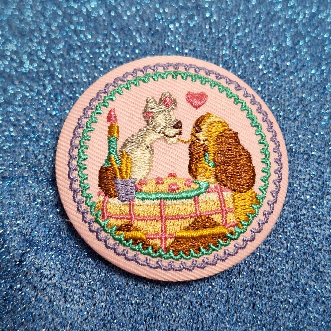 Disney(ディズニー)の【新品未使用】ディズニー刺繍缶バッジ わんわん物語 Disney 再販 刺繍 エンタメ/ホビーのアニメグッズ(バッジ/ピンバッジ)の商品写真