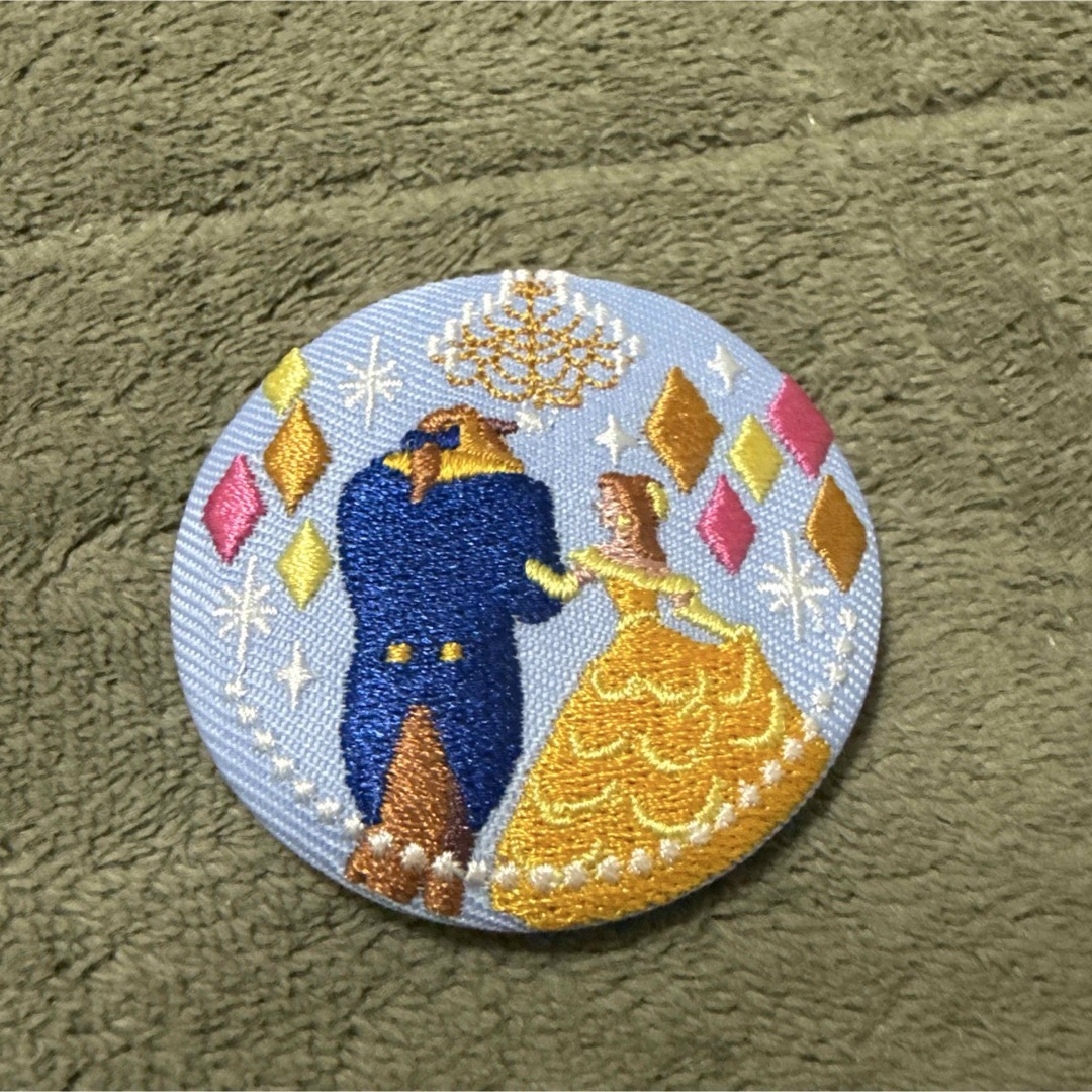 Disney(ディズニー)のディズニー 刺繍缶バッチ美女と野獣 エンタメ/ホビーのおもちゃ/ぬいぐるみ(キャラクターグッズ)の商品写真