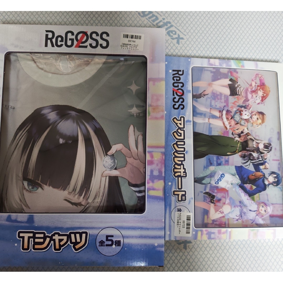 gigo限定 ホロライブReGLOSS 儒烏風亭らでんTシャツ&アクリルボード エンタメ/ホビーのおもちゃ/ぬいぐるみ(キャラクターグッズ)の商品写真