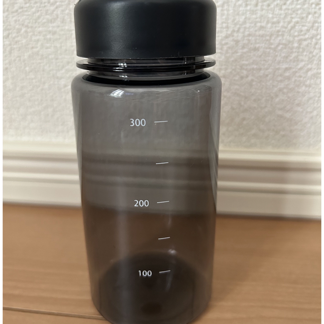MUJI (無印良品)(ムジルシリョウヒン)の無印 目盛り付きドリンクボトルダークグレー 約350mL カラー:ダークグレー インテリア/住まい/日用品のキッチン/食器(タンブラー)の商品写真