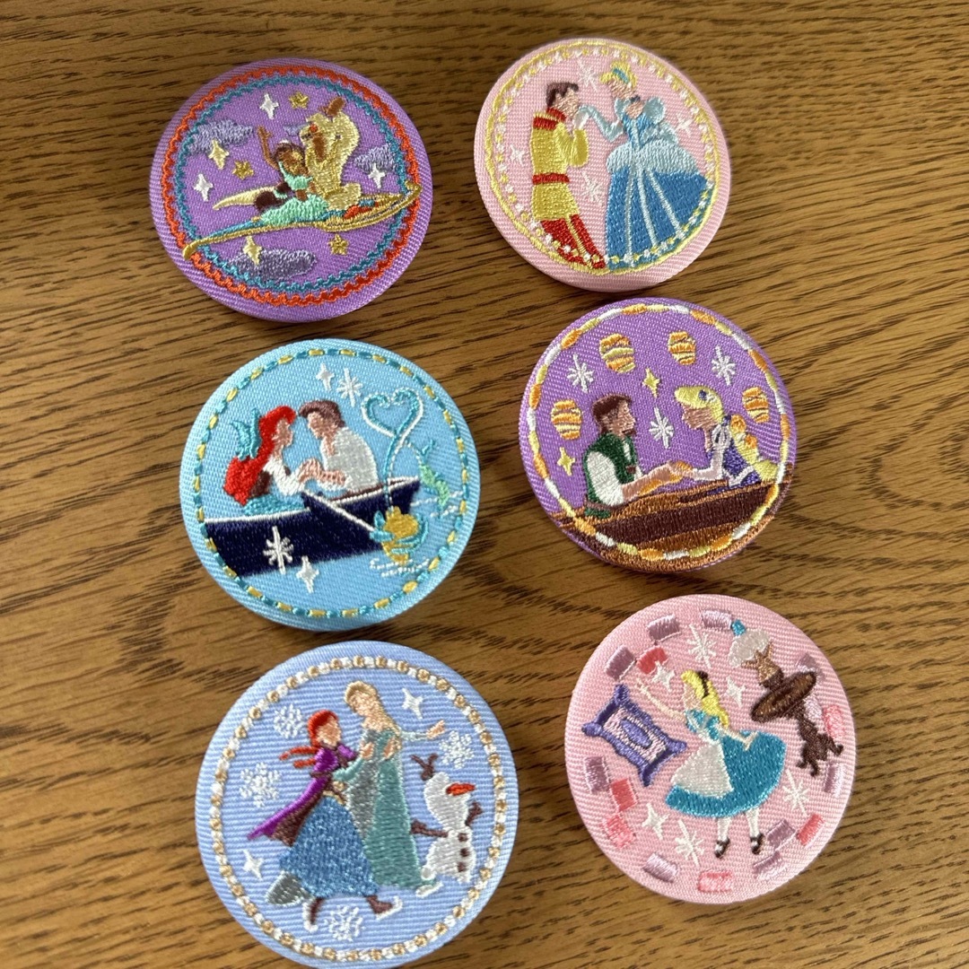 Disney(ディズニー)のディズニー刺繍バッチ 6個セット プリンセス多め※クッキーは付きません エンタメ/ホビーのおもちゃ/ぬいぐるみ(キャラクターグッズ)の商品写真