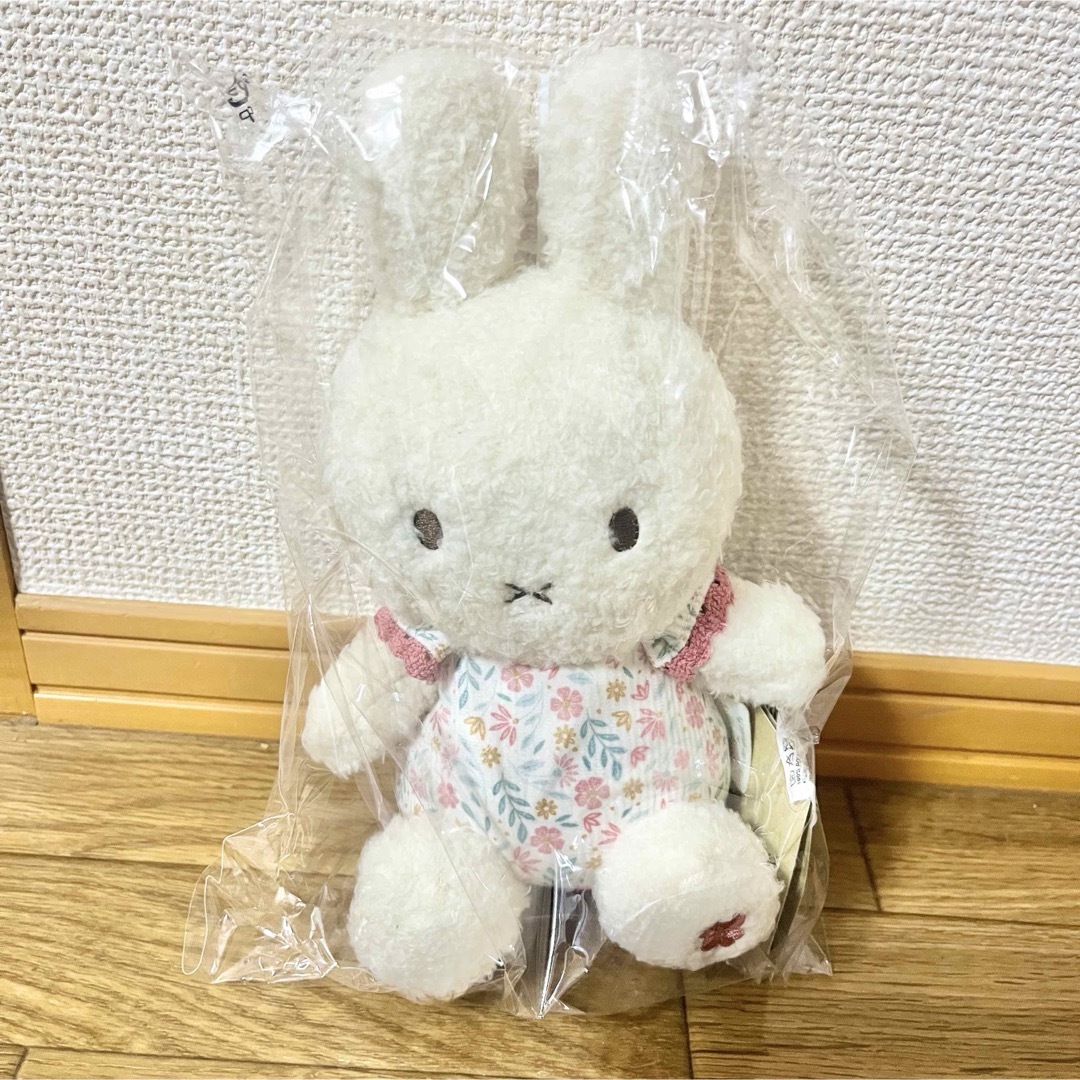 miffy(ミッフィー)のミッフィー miffy little dutch オランダ 万博 新品 限定 エンタメ/ホビーのおもちゃ/ぬいぐるみ(ぬいぐるみ)の商品写真