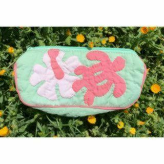 ＜正規品＞三角ポーチ ♡ホヌ/ハイビスカス♡セルドングリーン♡ハワイアンキルト(ポーチ)