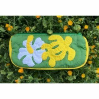 ＜正規品＞三角ポーチ♡ホヌ/ハイビスカス♡グリーン♡ハワイアンキルト(ポーチ)