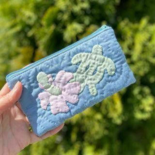 ＜正規品＞カードポーチ♡ホヌ&ハイビスカス♡ダスティブルー♡ハワイアンキルト(ポーチ)