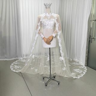 送料無料！ウェディングドレス マント アイボリー 花柄のモチーフ刺繍が美しく(ウェディングドレス)