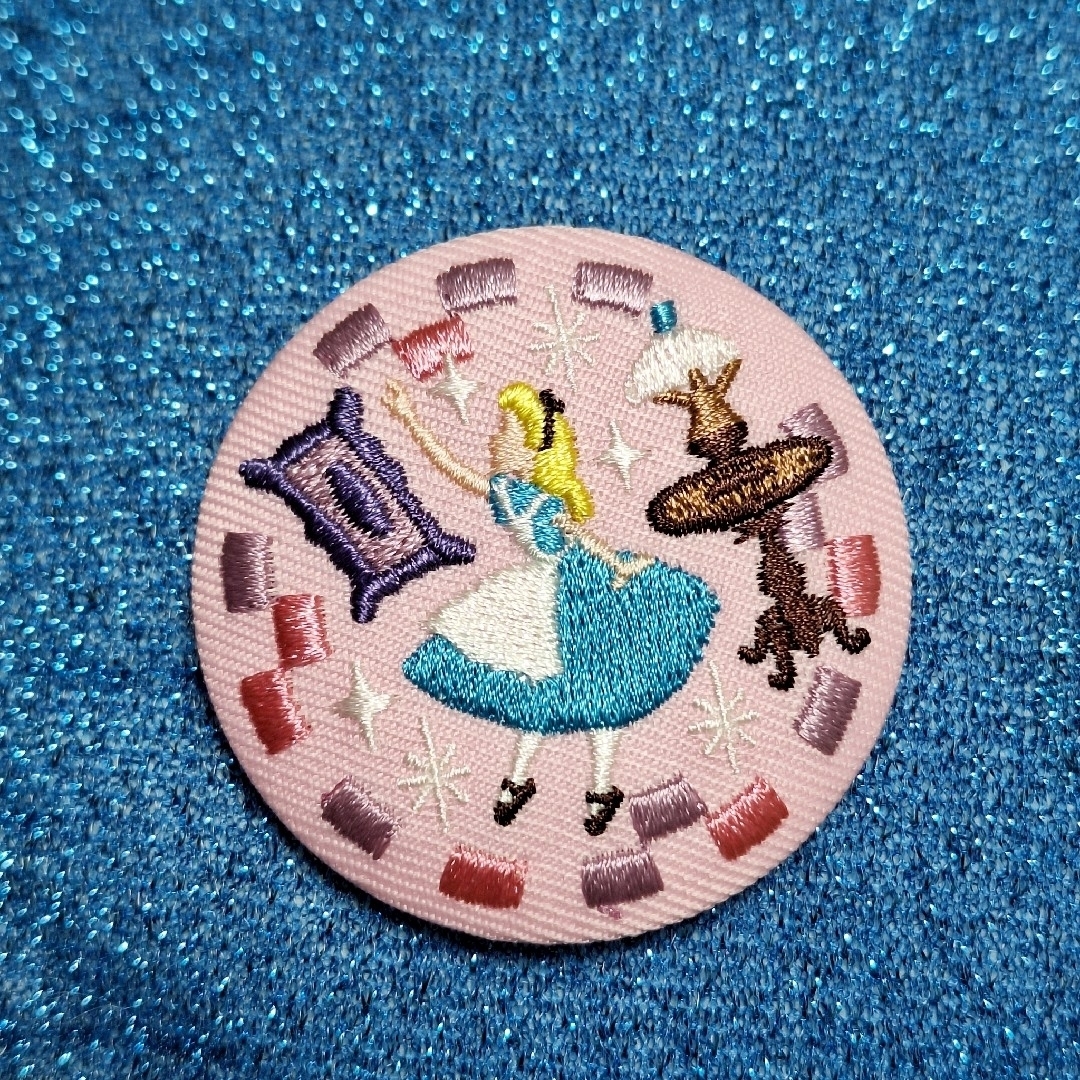 Disney(ディズニー)の【新品未使用】ディズニー刺繍缶バッジ ふしぎの国のアリス Disney 刺繍 エンタメ/ホビーのアニメグッズ(バッジ/ピンバッジ)の商品写真