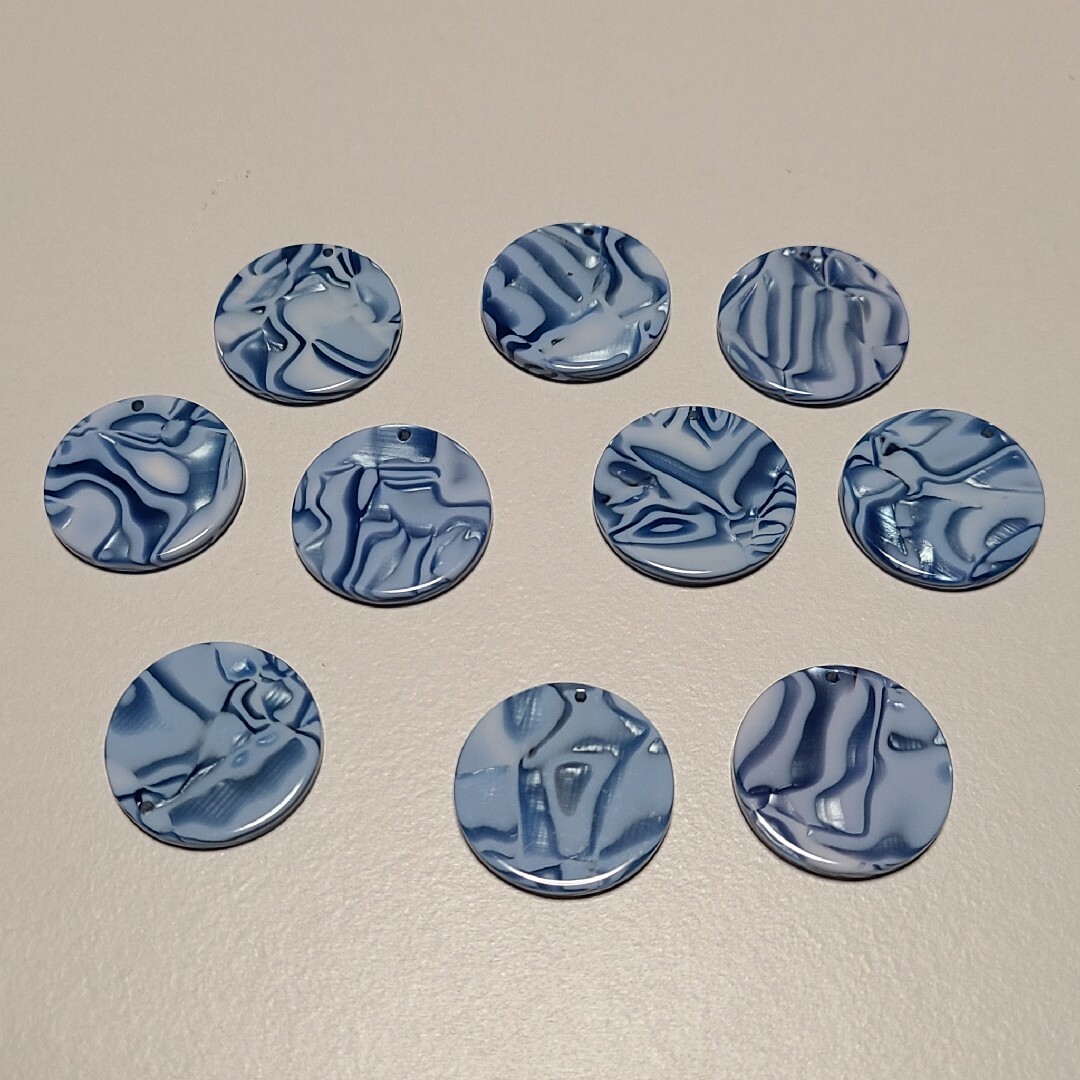 【アウトレット品】べっ甲風 ブルーマーブル ビーズ 10個セット ハンドメイドの素材/材料(各種パーツ)の商品写真