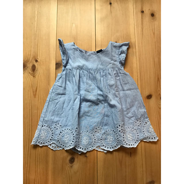 babyGAP(ベビーギャップ)のbaby gap エンブロイダリーフリルトップス 90cm キッズ/ベビー/マタニティのキッズ服女の子用(90cm~)(Tシャツ/カットソー)の商品写真